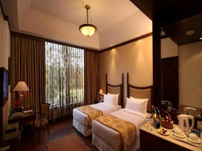 Country Inn & Suites By Radisson, Delhi Satbari Нью-Дели Экстерьер фото